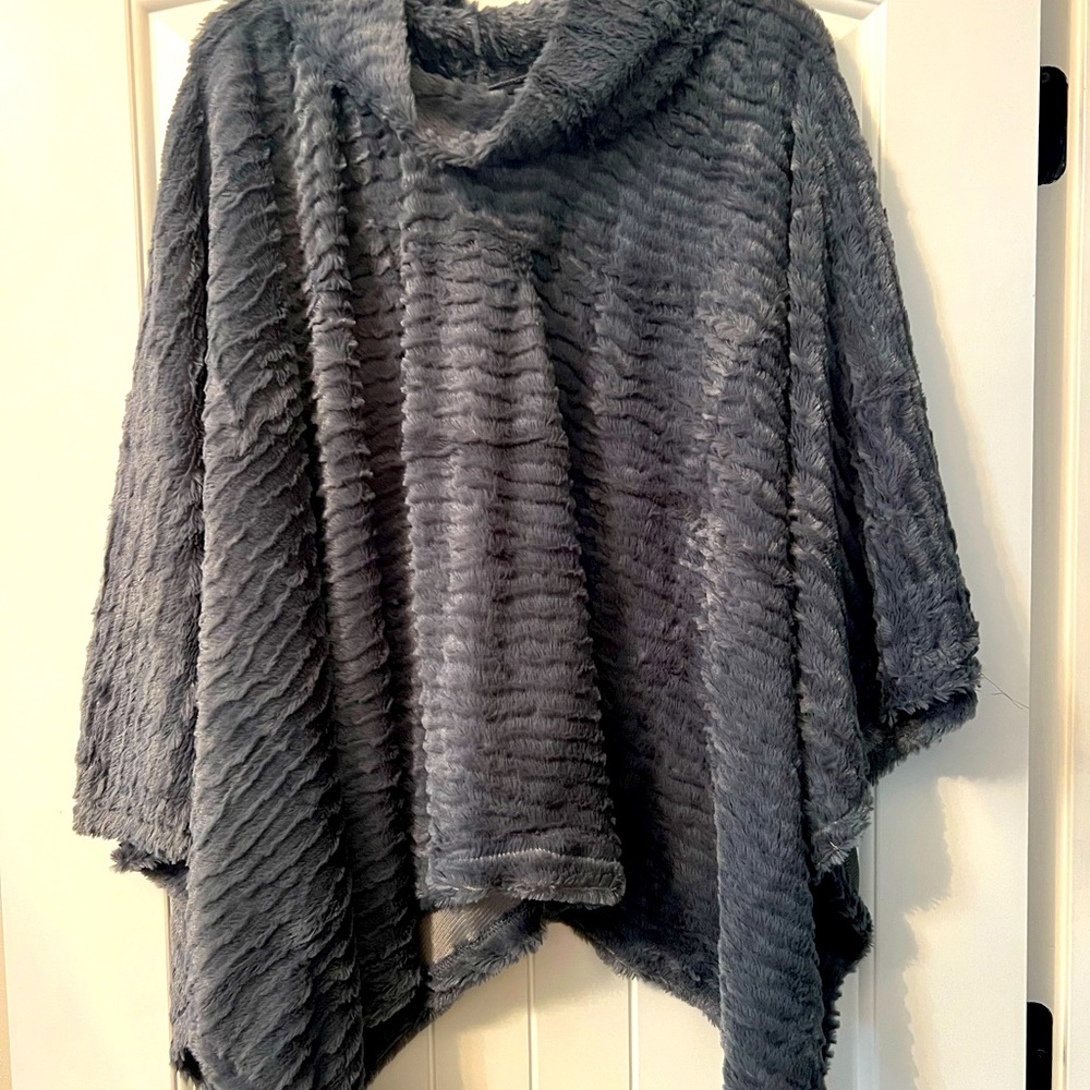Cute cowl fake fur one size poncho.